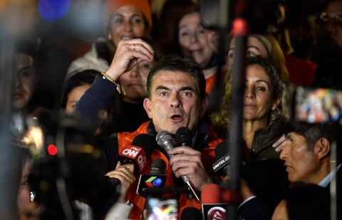 Rodrigo Paz, candidato presidencial de Bolivia por el Partido Demócrata Cristiano (PDC), habla con sus partidarios tras los resultados de las elecciones presidenciales en La Paz, Bolivia, el 17 de agosto de 2025. Jorge "Tuto" Quiroga, expresidente de derecha, y Rodrigo Paz, senador de las regiones más ricas de Bolivia, se enfrentarán en la segunda vuelta presidencial del país en octubre después de liderar la primera ronda de votación el 17 de agosto de 2025. (Foto de Jorge Bernal/AFP)