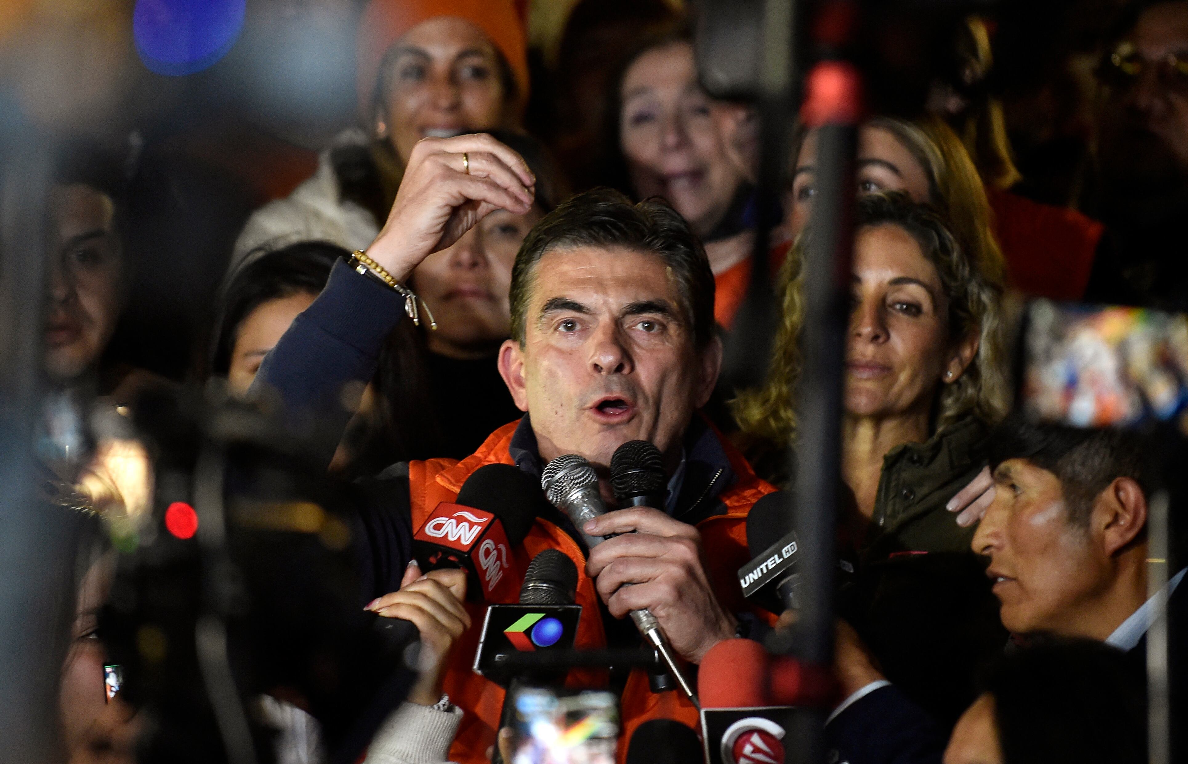 Rodrigo Paz, candidato presidencial de Bolivia por el Partido Demócrata Cristiano (PDC), habla con sus partidarios tras los resultados de las elecciones presidenciales en La Paz, Bolivia, el 17 de agosto de 2025. Jorge "Tuto" Quiroga, expresidente de derecha, y Rodrigo Paz, senador de las regiones más ricas de Bolivia, se enfrentarán en la segunda vuelta presidencial del país en octubre después de liderar la primera ronda de votación el 17 de agosto de 2025. (Foto de Jorge Bernal/AFP)