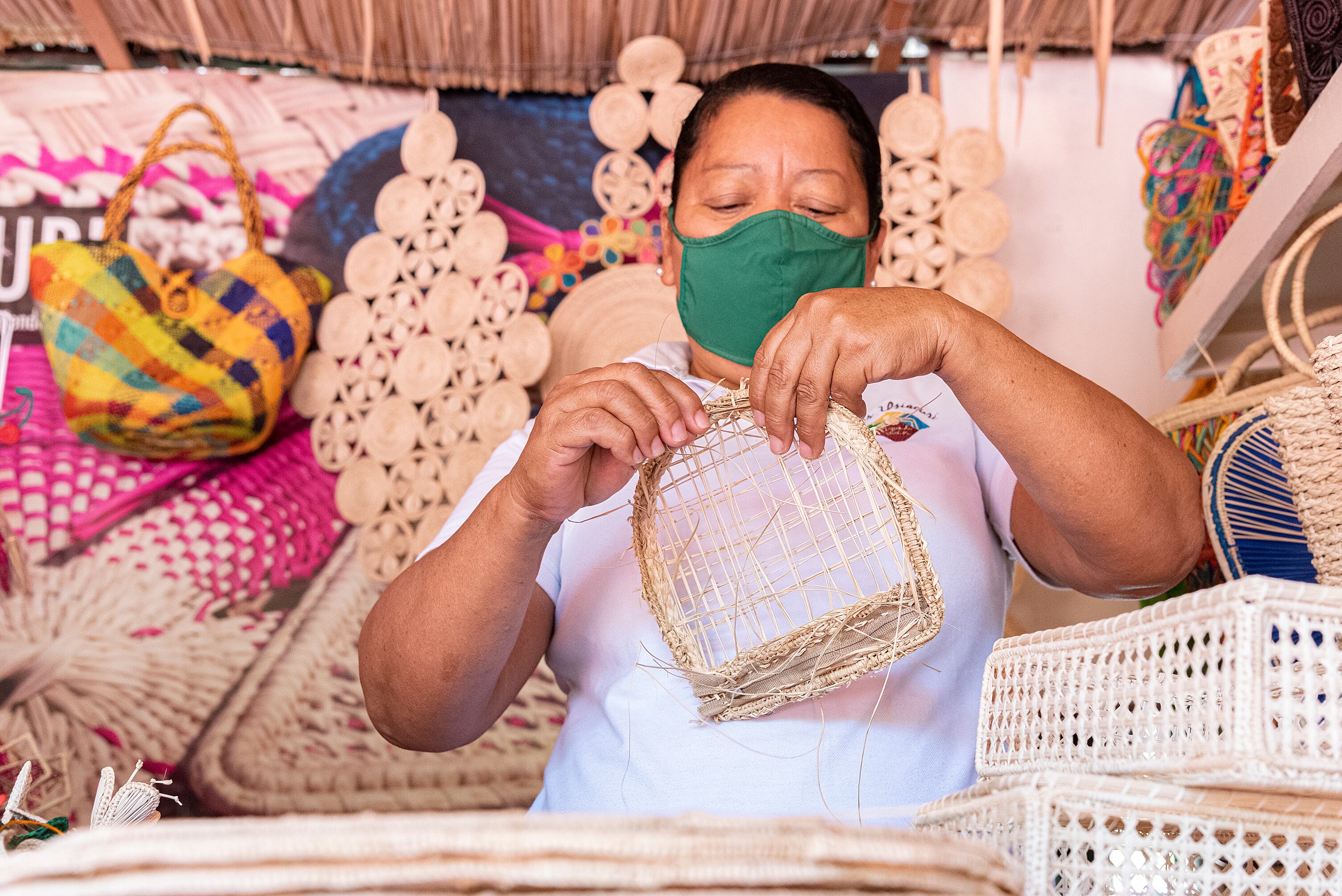 Las familias artesanas que trabajan con palma de iraca pasaron de ganar un promedio de 400.000 pesos por fin de semana a tener ventas que alcanzan los 2 millones de pesos.