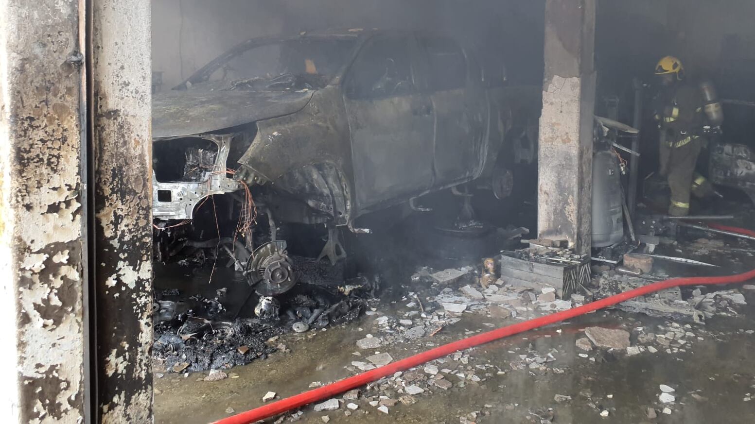 Una casa de cuatro pisos en Cali quedó en medio de las llamas