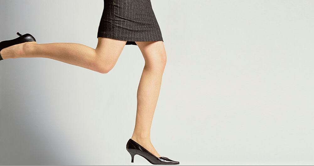 Evitar el uso de zapatos de tacón, calzados estrechos, o la realización de algunas actividades que provoquen el dolor. 