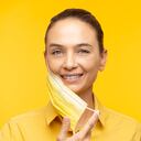 Quitándose la mascarilla para respirar un poco de aire fresco en un parque público tapabocas