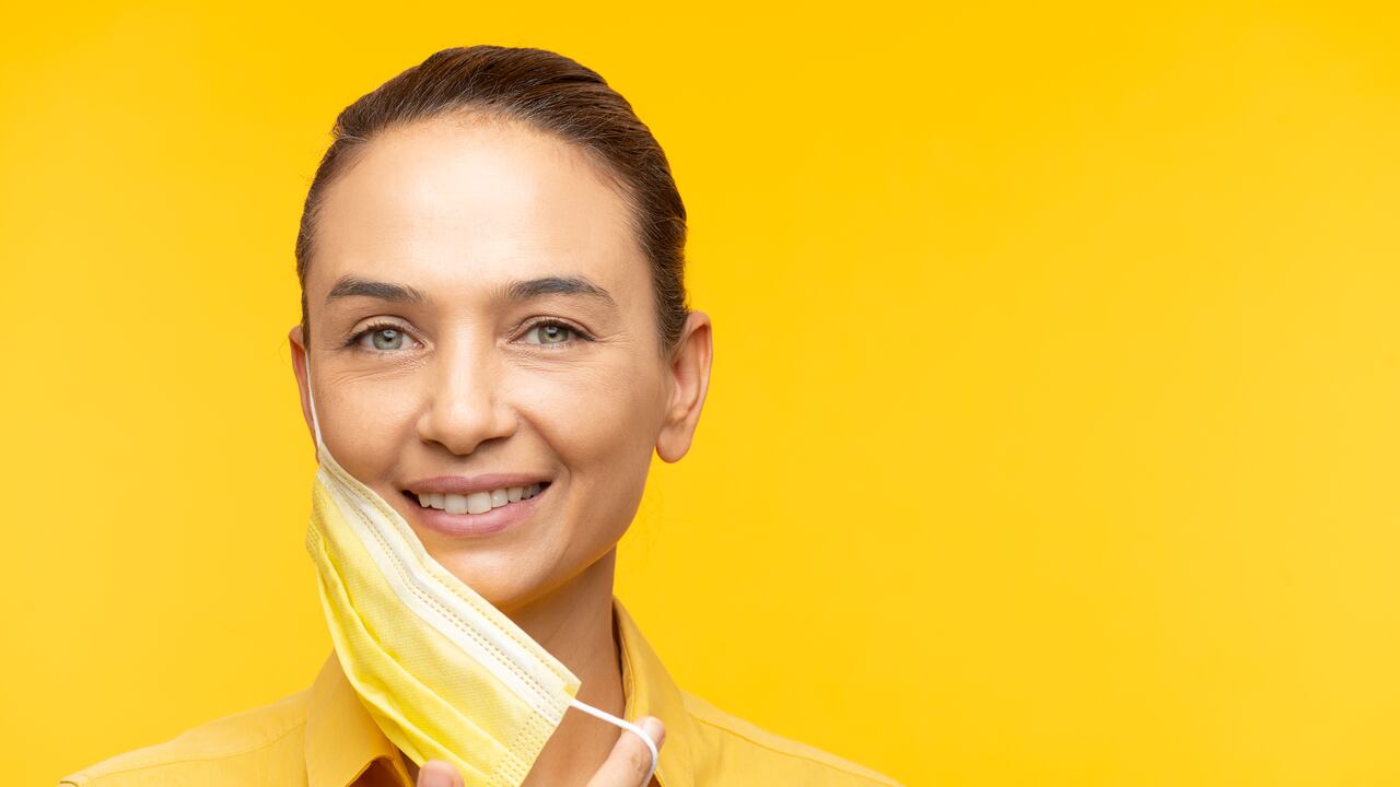 Foto de referencia de una persona retirándose el tapabocas