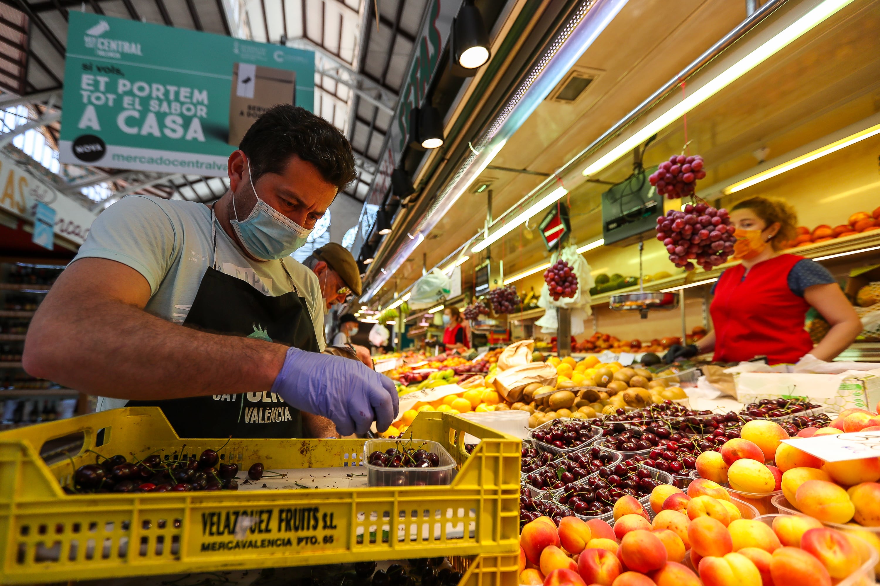 Un hombre trabaja colocando la fruta en una una frutería del Mercado Central de Valencia después de que el Ministerio de Sanidad autorizara a que la totalidad de la Comunidad Valenciana pasase en su conjunto a la fase 1 de la desescalada, en Valencia/Comunidad Valenciana (España) a 18 de mayo de 2020.
18 MAYO 2020 COVID-19;DESESCALADA;CORONAVIRUS;PANDEMIA;ENFERMEDAD
Iván Terrón / Europa Press
  (Foto de ARCHIVO)
15/3/2020
