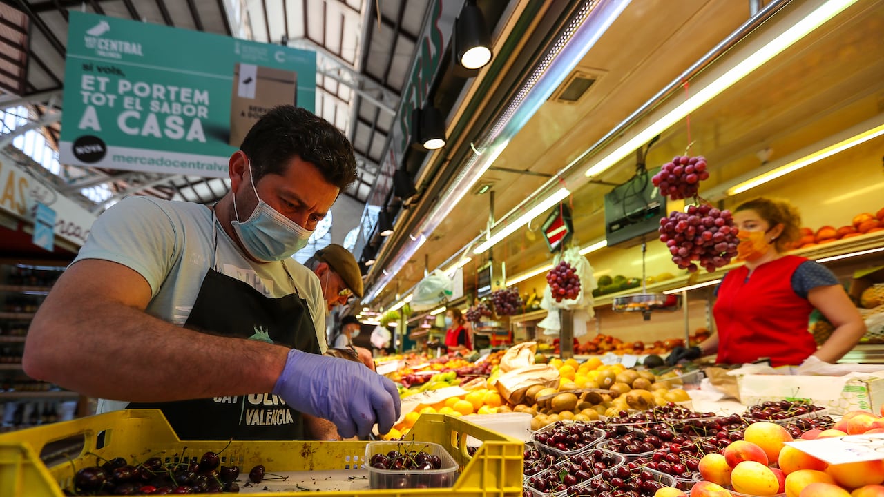 Un hombre trabaja colocando la fruta en una una frutería del Mercado Central de Valencia después de que el Ministerio de Sanidad autorizara a que la totalidad de la Comunidad Valenciana pasase en su conjunto a la fase 1 de la desescalada, en Valencia/Comunidad Valenciana (España) a 18 de mayo de 2020.
18 MAYO 2020 COVID-19;DESESCALADA;CORONAVIRUS;PANDEMIA;ENFERMEDAD
Iván Terrón / Europa Press
  (Foto de ARCHIVO)
15/3/2020