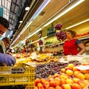 Un hombre trabaja colocando la fruta en una una frutería del Mercado Central de Valencia después de que el Ministerio de Sanidad autorizara a que la totalidad de la Comunidad Valenciana pasase en su conjunto a la fase 1 de la desescalada, en Valencia/Comunidad Valenciana (España) a 18 de mayo de 2020.
18 MAYO 2020 COVID-19;DESESCALADA;CORONAVIRUS;PANDEMIA;ENFERMEDAD
Iván Terrón / Europa Press
(Foto de ARCHIVO)
15/3/2020