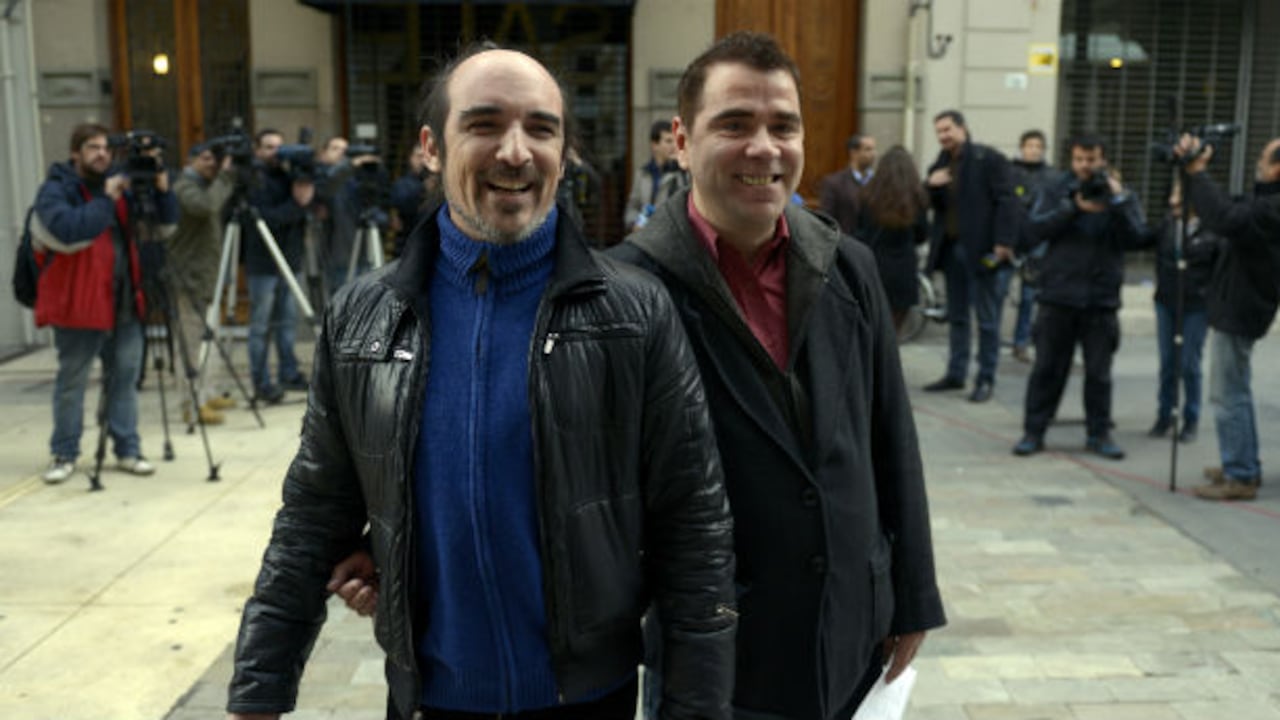 Rodrigo Borda (izq.) y Sergio Miranda, primera pareja gay inscrita para casarse en Uruguay