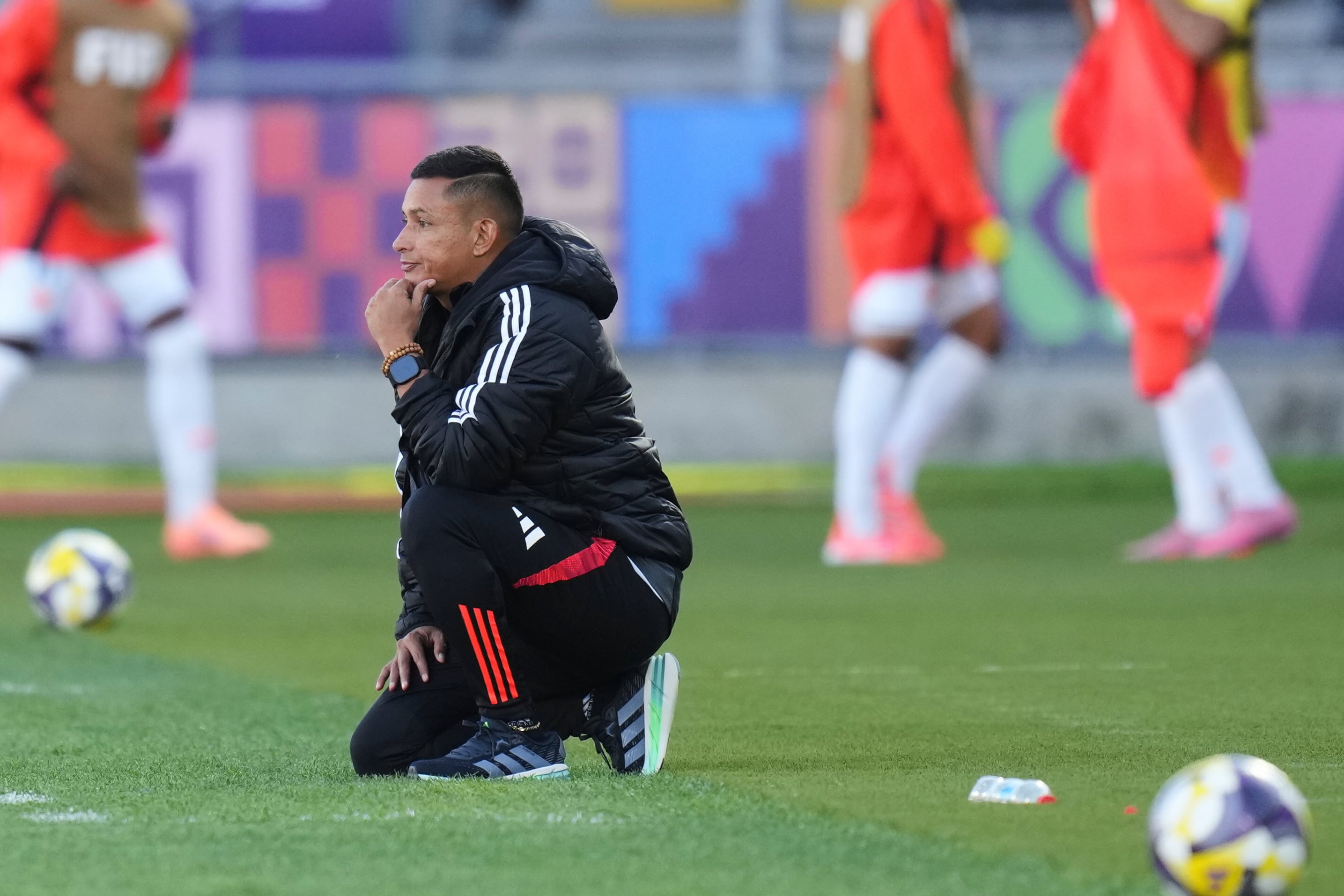 Colombia's coach Cesar Torres kneels during a FIFA U-20 World Cup quater-final soccer match against Spain at Fiscal Stadium in Talca, Chile, Saturday, Oct. 11, 2025. (AP Photo/Andre Penner)