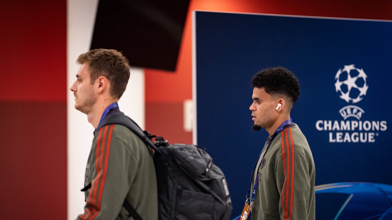 Luis Díaz caminando por los pasillos del Allianz Arena, casa del Bayern Múnich.