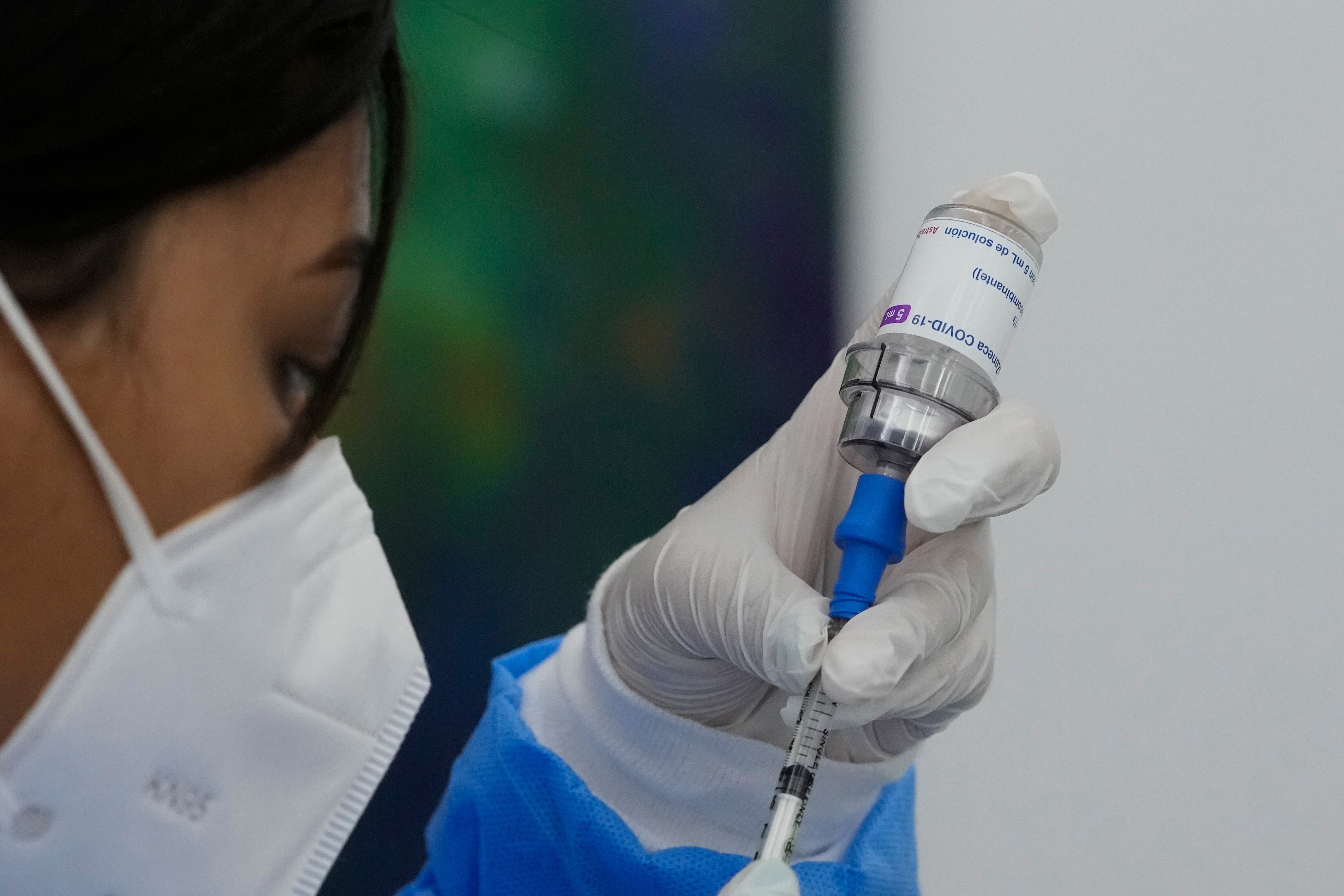 Trabajadores de la salud, dosis vacuna covid-19. (AP Photo/Arnulfo Franco)