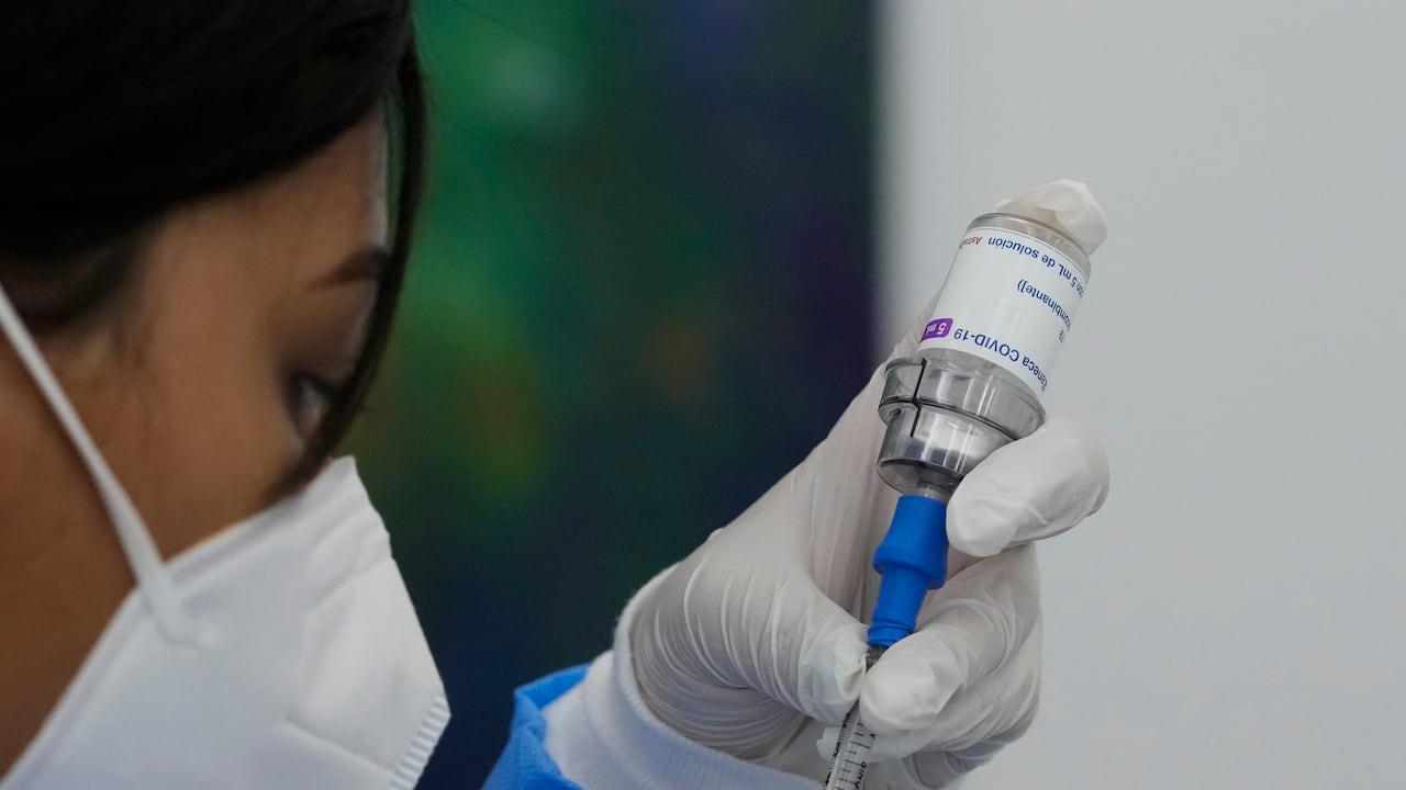 Trabajadores de la salud, dosis vacuna covid-19. (AP Photo/Arnulfo Franco)