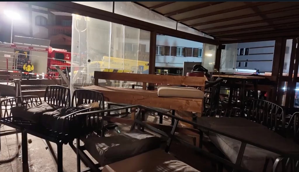 El interior de un edificio donde se produjo un incendio que dejó muertos y heridos durante la celebración de Año Nuevo en Crans-Montana, Alpes suizos, el jueves 1 de enero de 2026. (Policía Cantonal de Valaisana vía AP)