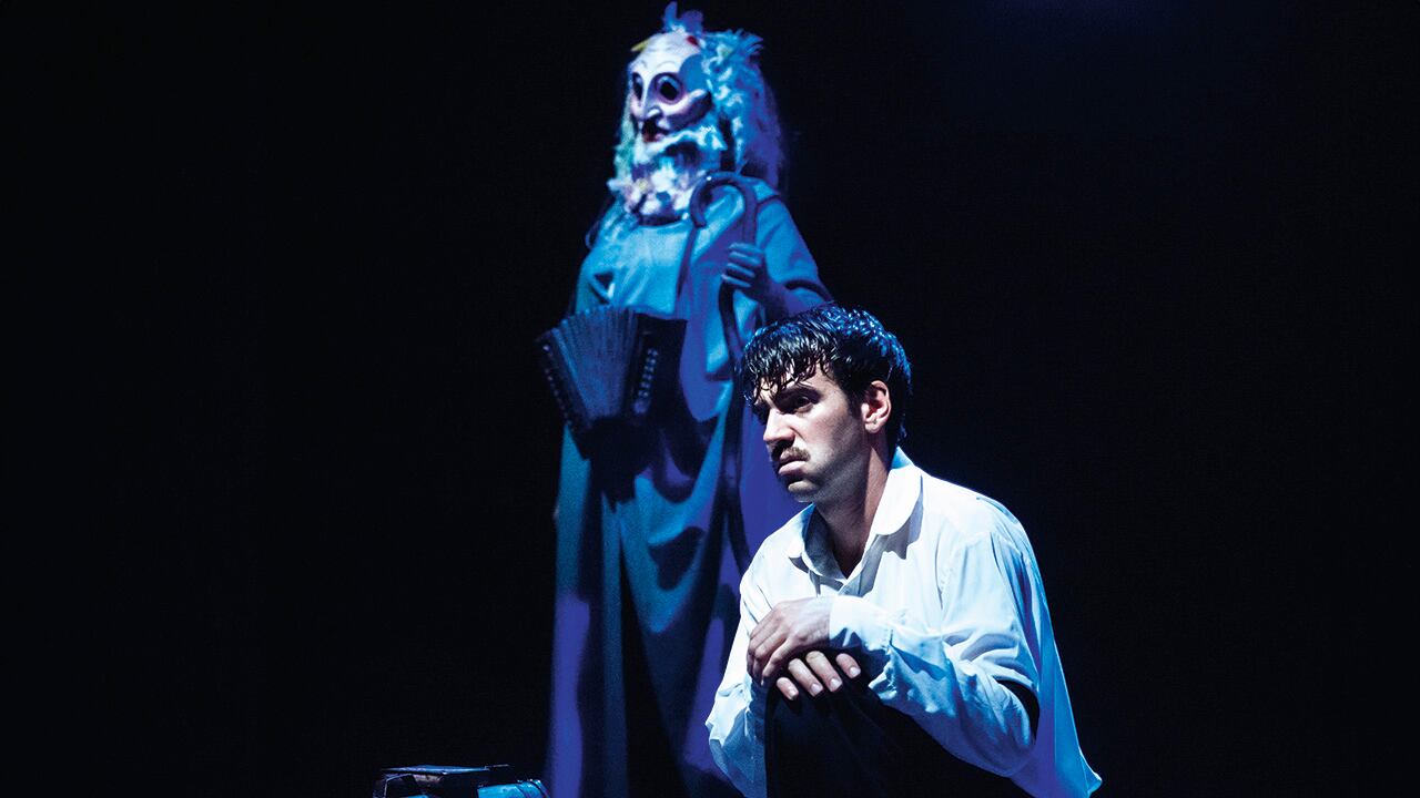 Baco polaco, ArgentinaMauricio Kartun, que pone en diálogo textos clásicos con la tradición argentina, lleva la tragedia griega Las bacantes a la Pampa argentina en 1930.