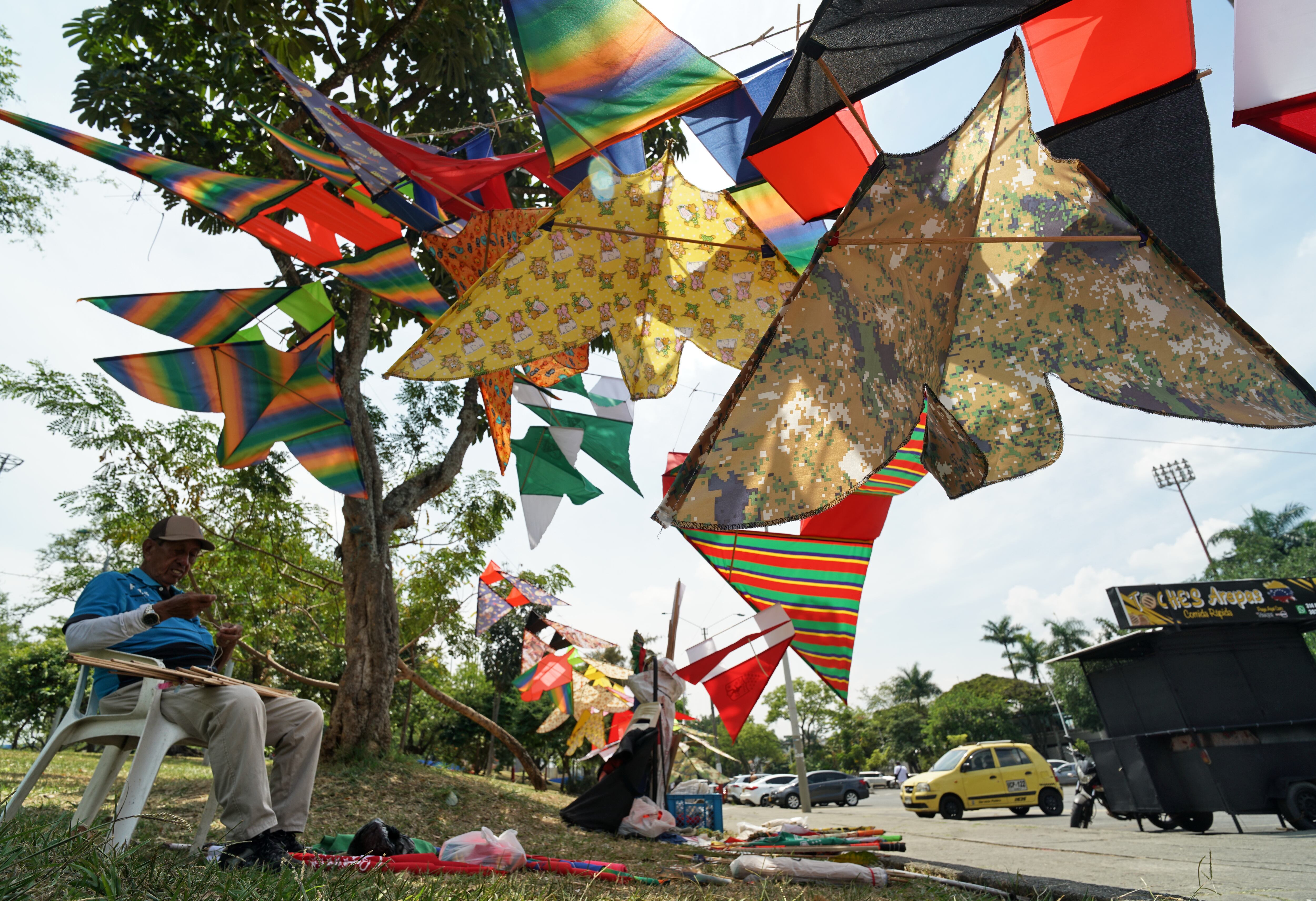 Empieza la temporada de cometas en agosto. En el Parque de las banderas llegan los vendedores y sus historias de esta tradición de verano. Foto Jorge Orozco