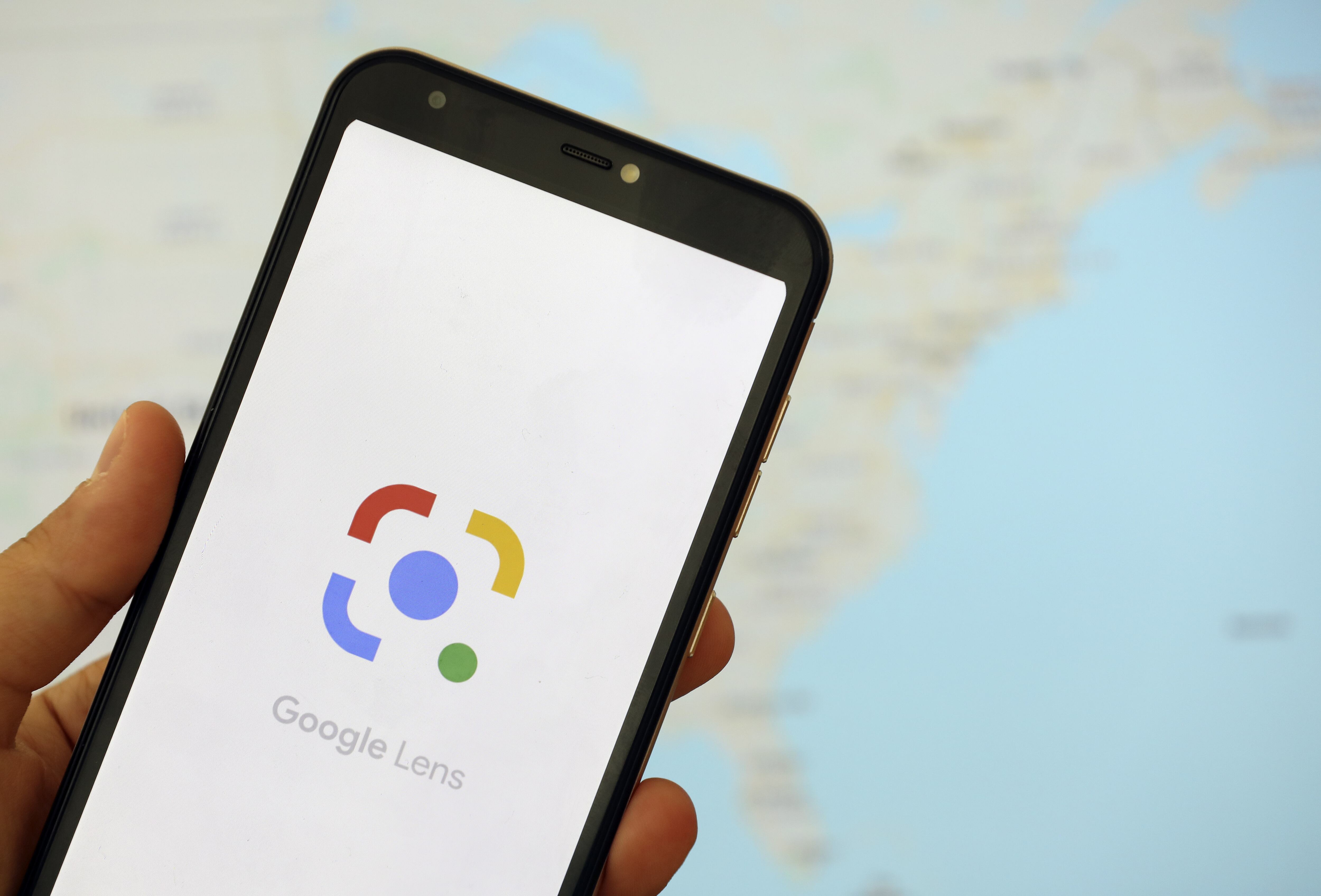 Google Lens es una herramienta versátil que utiliza la cámara de tu dispositivo móvil.