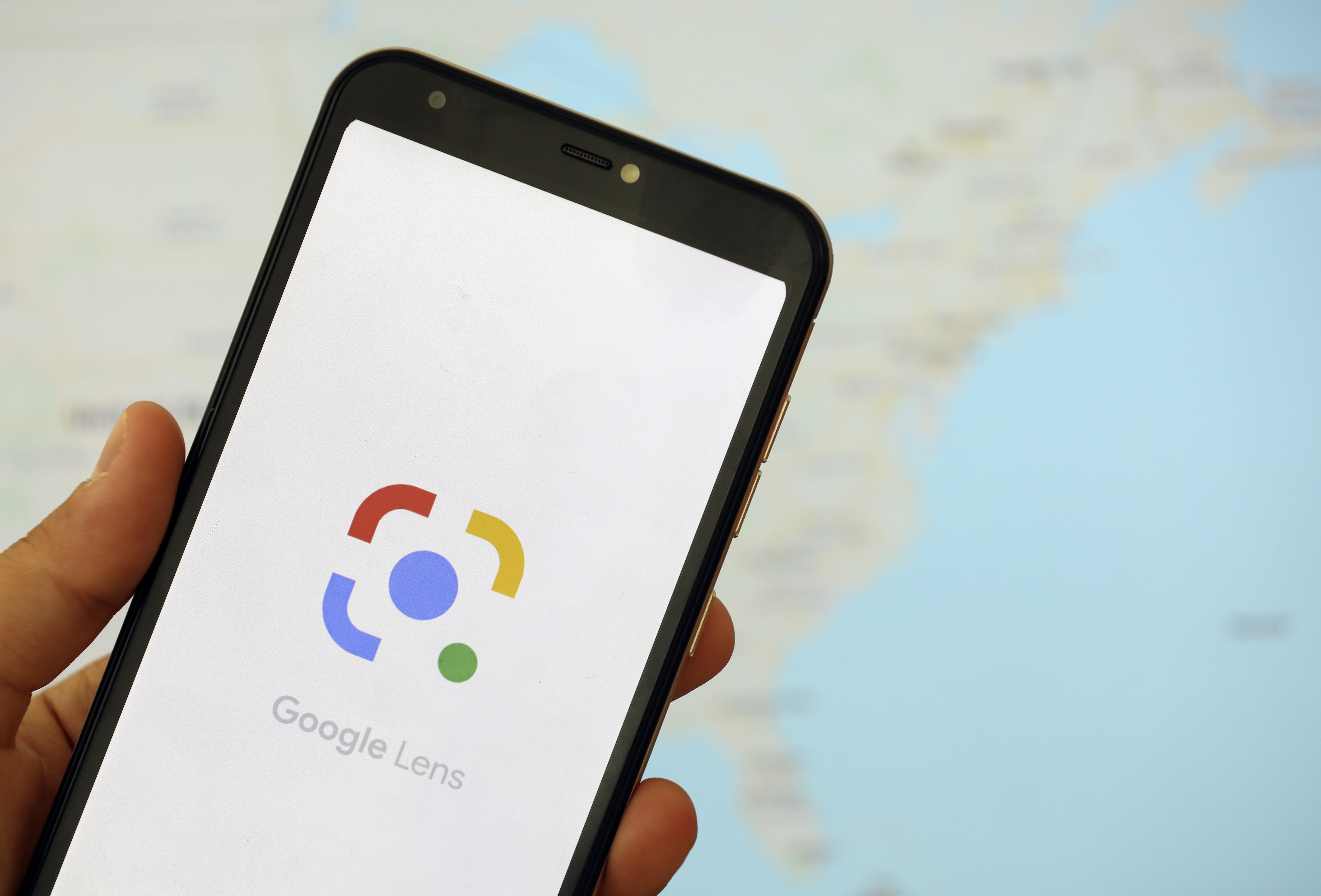 Google Lens es una herramienta versátil que utiliza la cámara de tu dispositivo móvil.