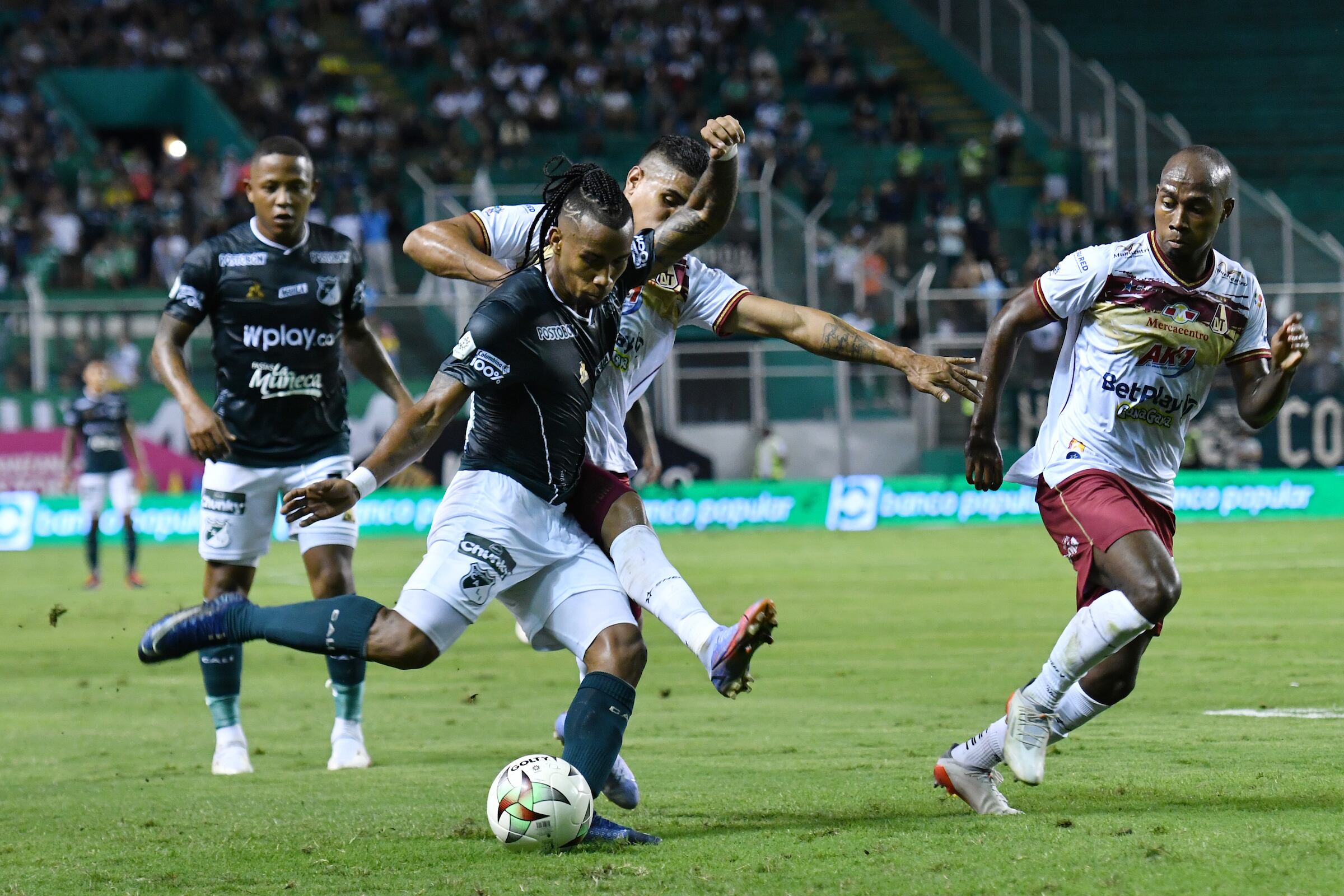 CALI - COLOMBIA, 09-02-2022: Aldair Gutierrez del Cali disputa el balón con Daniel Cataño del Tolima durante partido de ida entre Deportivo Cali y Deportes Tolima por la Superliga BetPlay DIMAYOR 2022 jugado en el estadio Deportivo Cali de la ciudad de Palmira. / Aldair Gutierrez of Cali struggles the ball with Daniel Cataño of Tolima during first leg match between Deportivo Cali and Deportes Tolima as part of BetPlay DIMAYOR Superleague 2022 played at Deportivo Cali stadium in Palmira city. Photos: VizzorImage / Nelson Ríos / Cont.