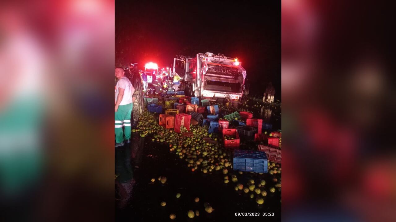 La fruta que llevaba uno de los camiones quedó esparcida en la carretera.
