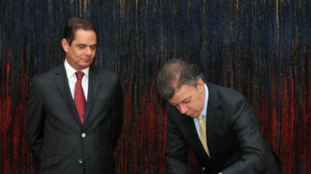 El presidente Juan Manuel Santos (der.) confió en su ministro Germán Vargas Lleras (izq.) para liderar la política de vivienda que busca entregar 100 mil casas gratis a los colombianos menos favorecidos.