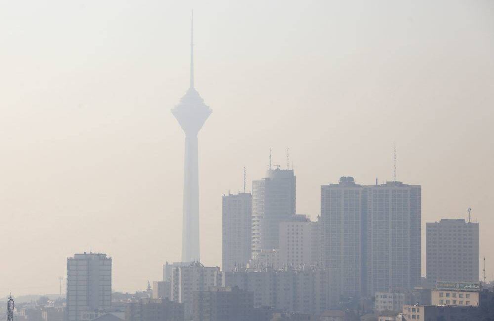 Una vista general muestra la torre de telecomunicaciones de Milad a lo lejos, detrás de una capa de smog, ya que la fuerte contaminación del invierno alcanzó nuevos máximos en Teherán, el 17 de diciembre de 2017. ATTA KENARE / AFP