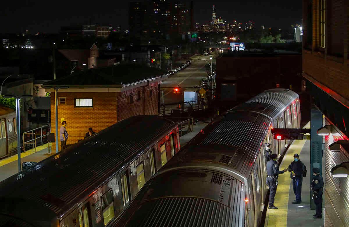 Oficiales de la policía de Nueva York despejan un tren en la Terminal de la avenida Conewell Island Stillwell, el martes 5 de mayo de 2020, en el distrito de Brooklyn de Nueva York. Foto: Frank Franklin II/AP