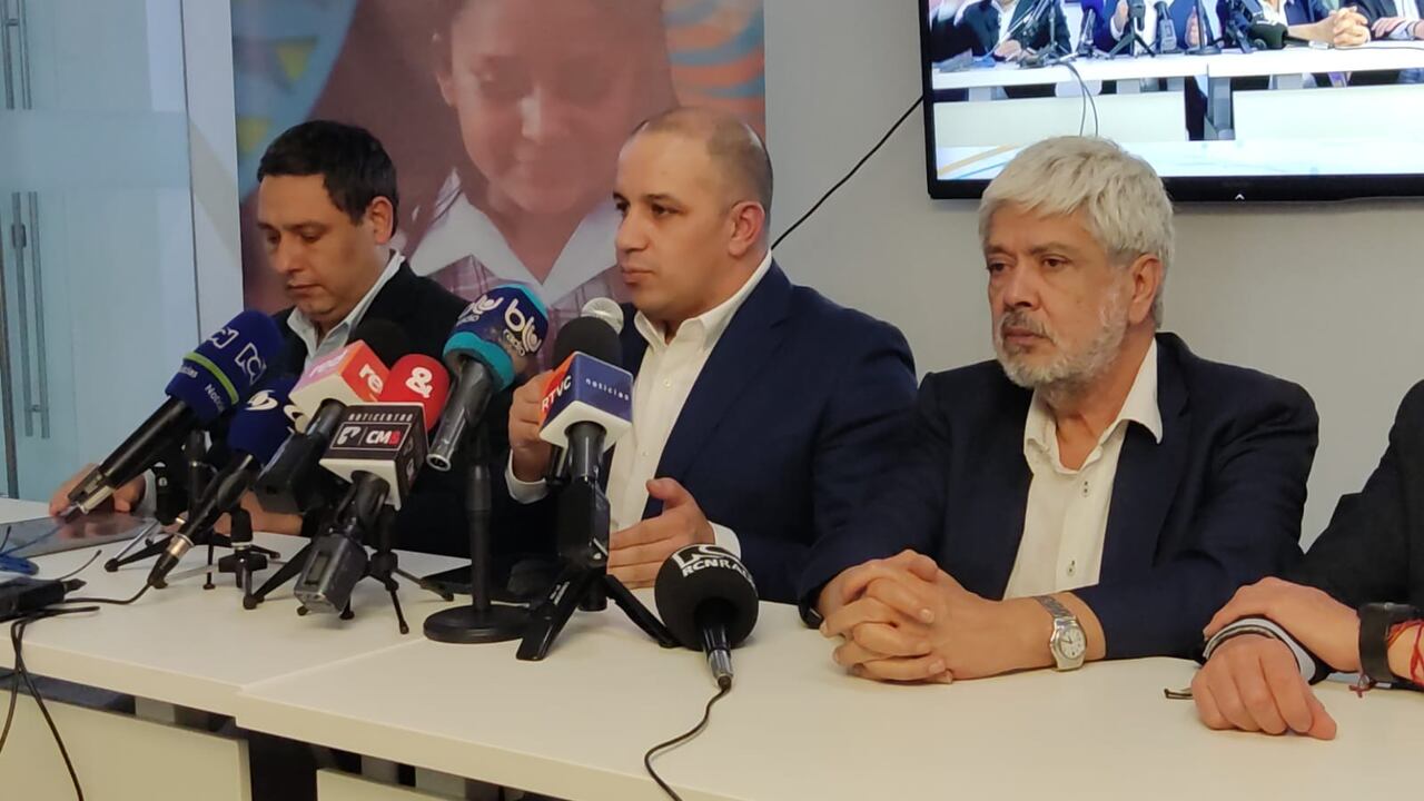 Se oficializa acuerdo para salvar a Tigo - Une