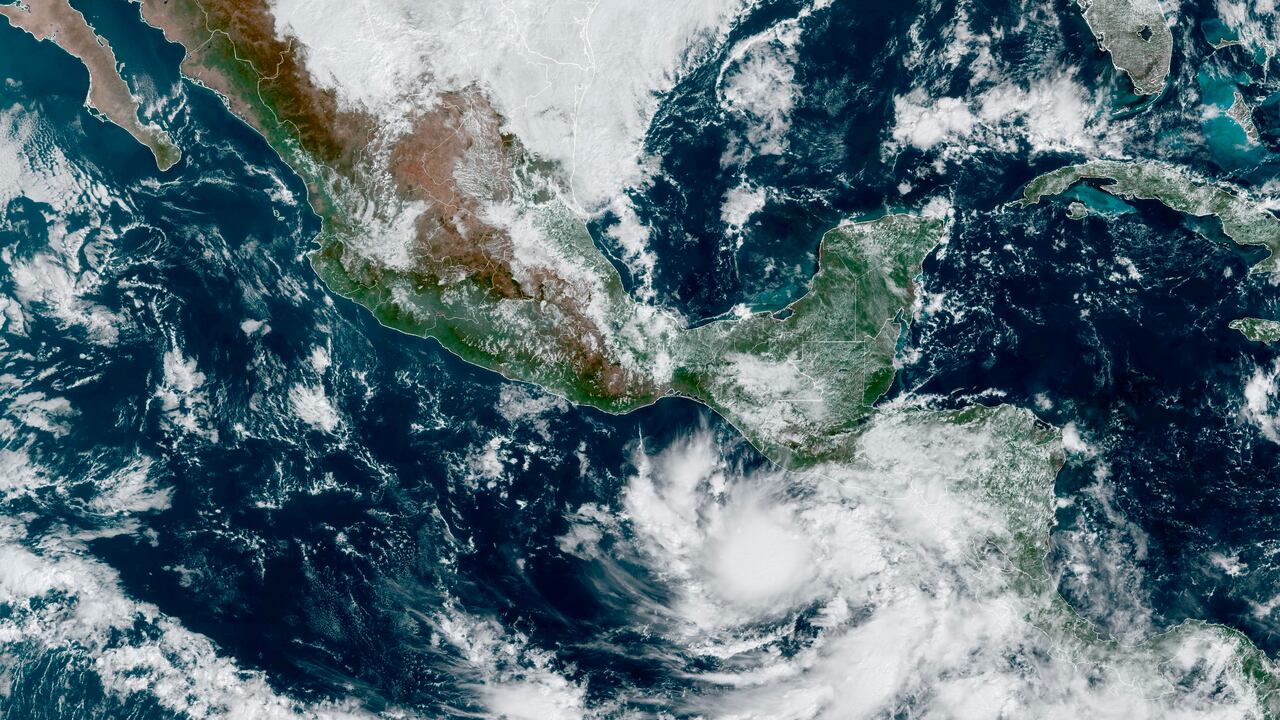 Esta imagen satelital proporcionada por la Oficina Nacional de Administración Oceánica y Atmosférica de Estados Unidos (NOAA, por sus siglas en inglés) el lunes 30 de octubre de 2023 muestra la tormenta tropical Pilar acercándose a El Salvador en el Pacífico. (NOAA vía AP)