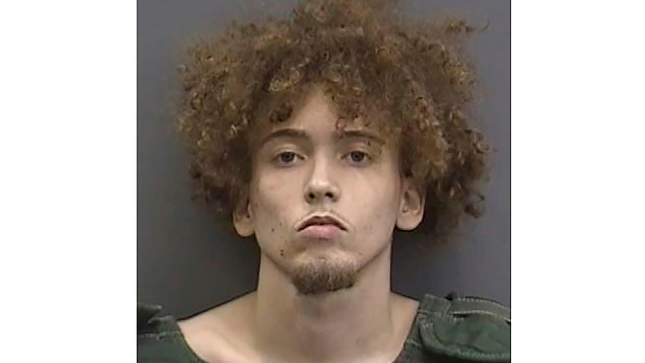 Esta imagen proporcionada por la Oficina del Sheriff del condado de Hillsborough muestra a Tyrell Stephen Phillips, el hombre que fue arrestado en Tampa, Florida, en un tiroteo masivo que estalló durante las festividades de Halloween la madrugada del domingo 30 de octubre de 2023. Dos personas murieron y 18 herido, dijo la policía. (Oficina del Sheriff del condado de Hillsborough vía AP)
