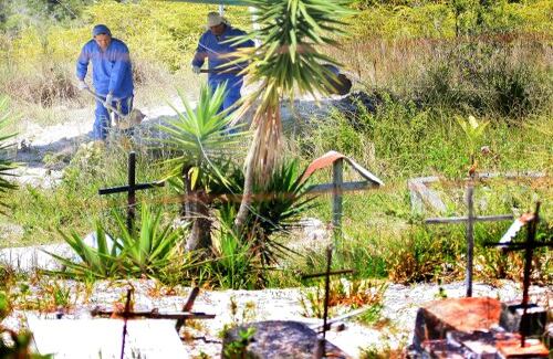 En un cementerio de la zona rural de Ocaña, se adelantaron las exhumaciones de los once cadáveres que ayudó a ubicar la Comisión Nacional de Desaparecidos.(Foto: Édgar Cusgüen Olarte- Cortesía La Opinión