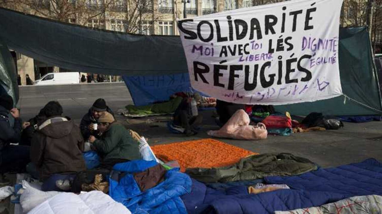 Decenas de refugiados acampan en la Place de la Republique en París.