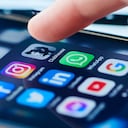 icono de la aplicación de la casa club en la pantalla del teléfono inteligente rodeado de otras aplicaciones de redes sociales y la casa club administrada por el usuario. Clubhouse drop-in audio chat social media network redes sociales instagram