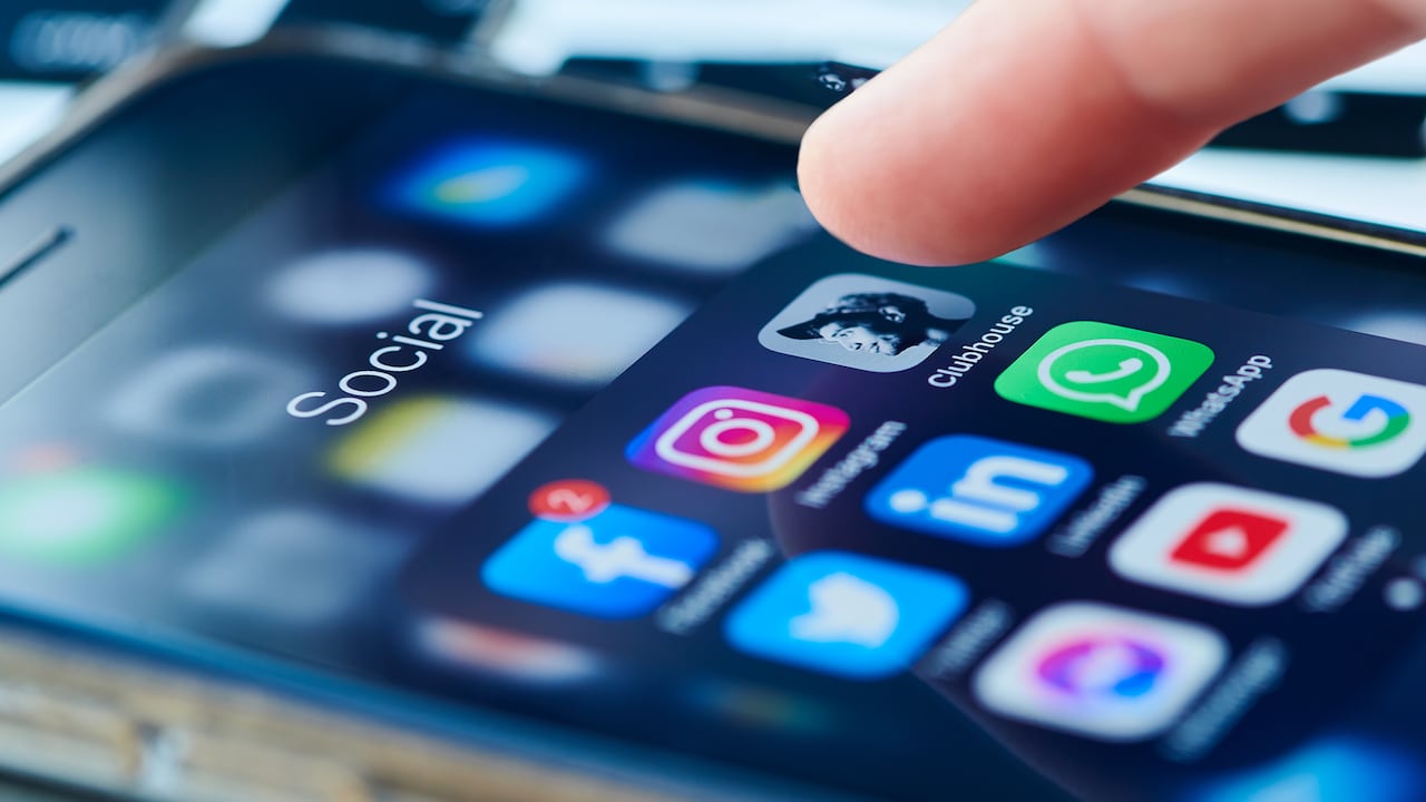 icono de la aplicación de la casa club en la pantalla del teléfono inteligente rodeado de otras aplicaciones de redes sociales y la casa club administrada por el usuario. Clubhouse drop-in audio chat social media network redes sociales instagram