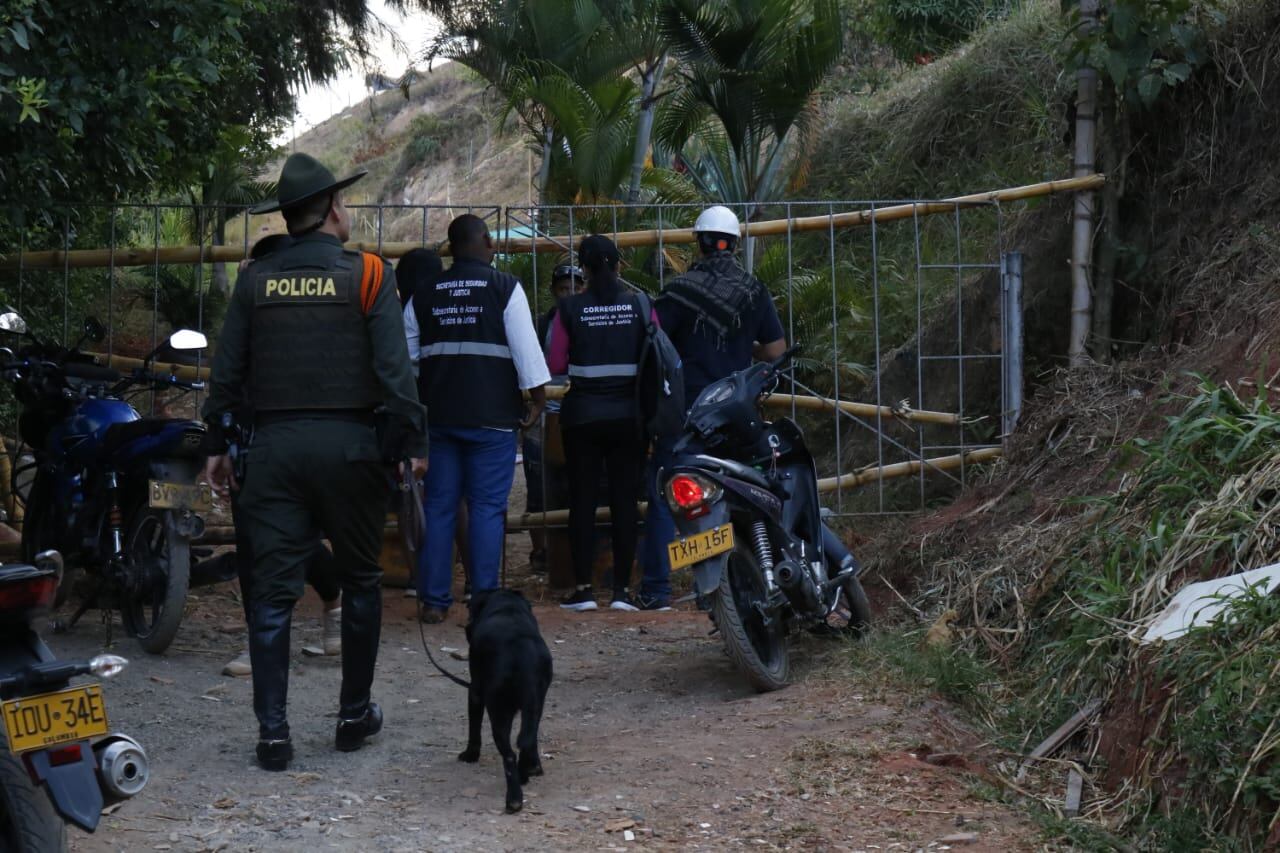 Invasores de predio en Cali se enfrentaron con la fuerza pública.