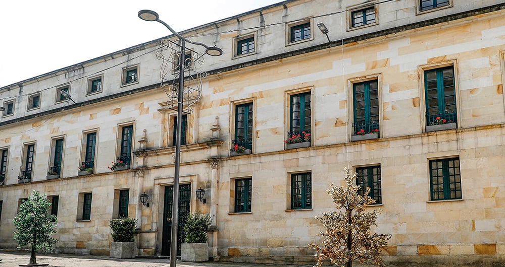   La SIC llegó hasta el Palacio de San Carlos en Bogotá, sede de la Cancillería, para realizar la inspección.