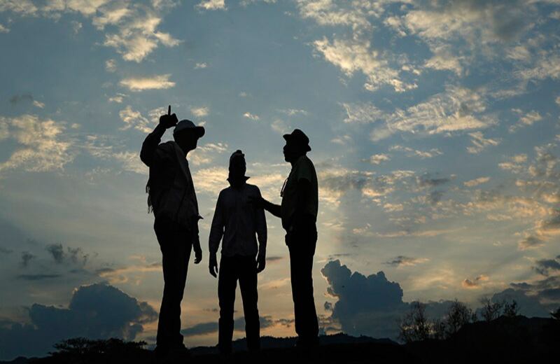 Gustavo Prada, presidente de la corporación Casa Armerita (derecha), recorre el viejo Armero junto a dos integrantes de la barra oficial del equipo de fútbol Deportes Tolima, quienes ignoraban la dimensión de esta tragedia natural que acabó con la vida de unas 25.000 personas.
