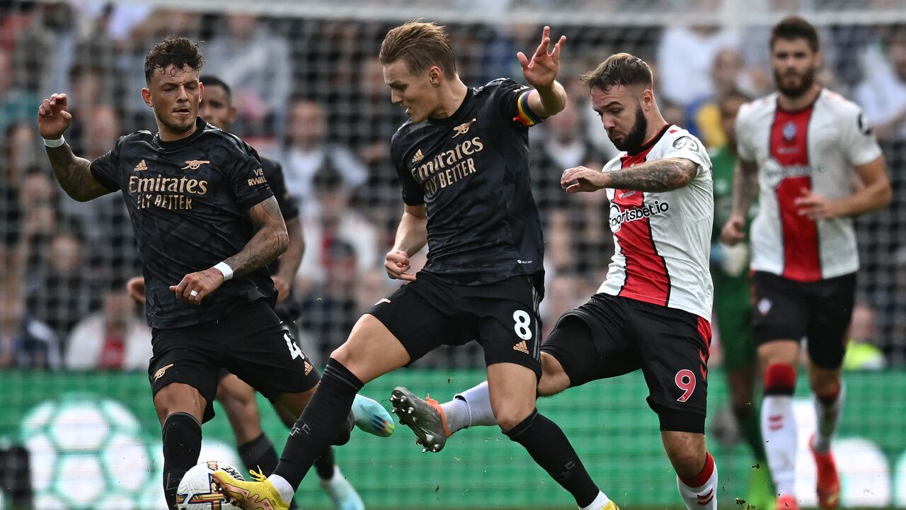 Manchester City acecha la punta con dos puntos menos