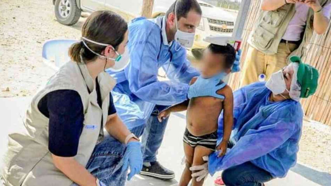 El Instituto confirmó que tanto los niños como la joven fueron llevados por los funcionarios desde las rancherías hasta la Clínica Materno Infantil de Uribia donde permanecen y reciben la atención en salud.