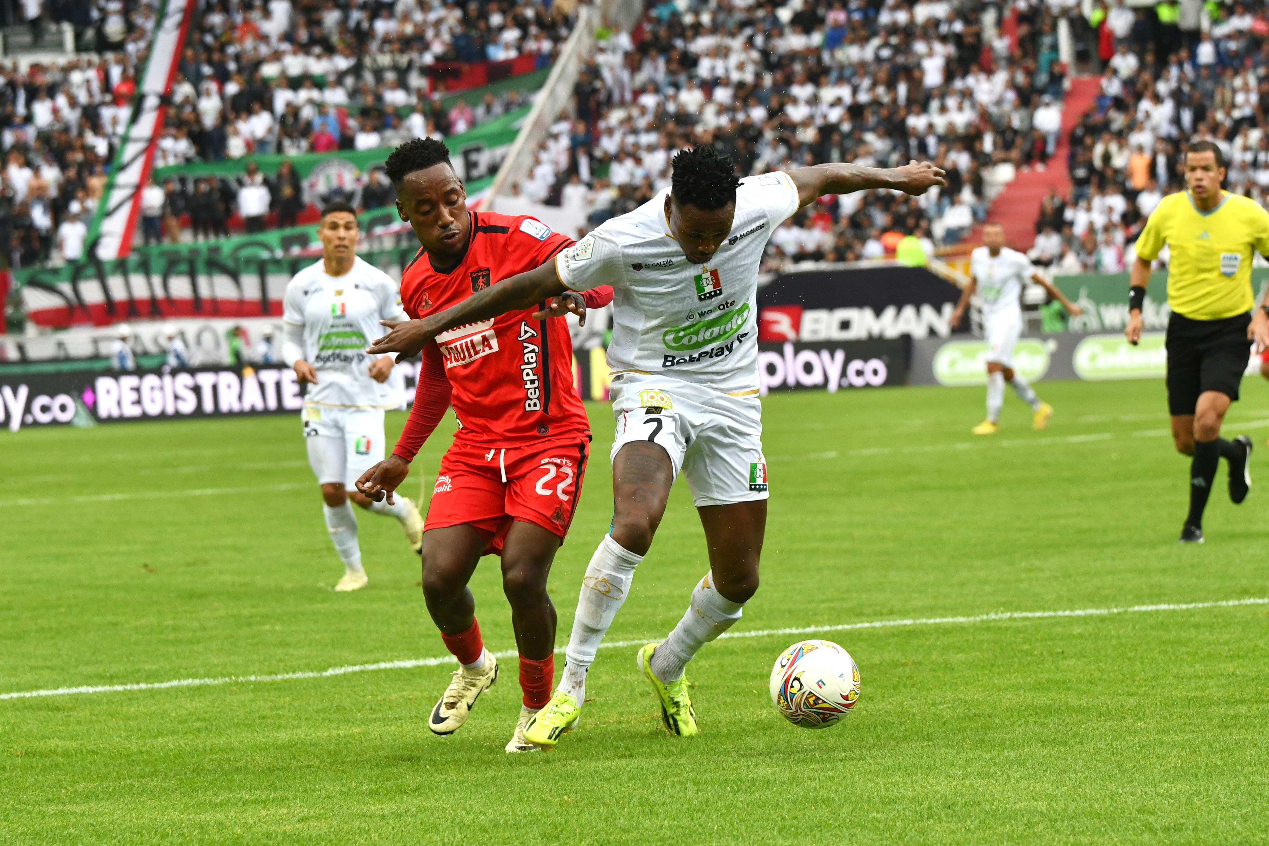 Ever Valencia (América) y Gustavo Torres (Once Caldas) disputan un balón en el desarrollo de la primera parte.