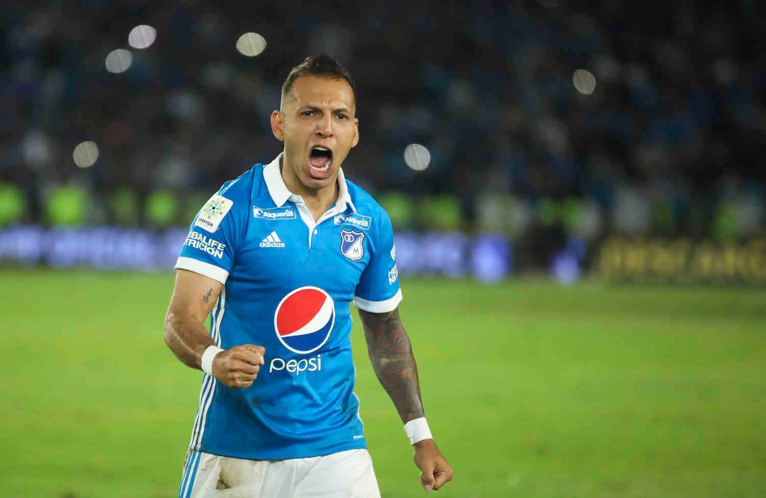 El mediocampista Juan Guillermo Domínguez celebra el paso a la final. En 2011 hizo parte de la plantilla azul que se quedó en semifinales en los dos torneos. Foto: Esteban Vega / SEMANA