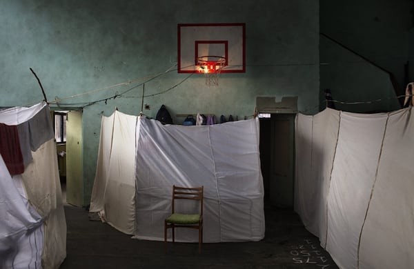 Esta foto de una habitación dividida para alojar temporalmente a refugiados sirios en Sofía (Bulgaria) fue tomada por Alessandro Penso, fotógrafo italiano de OnOff Picture. Ganó el primer premio en la categoría de Foto única de noticias generales. (EFE)