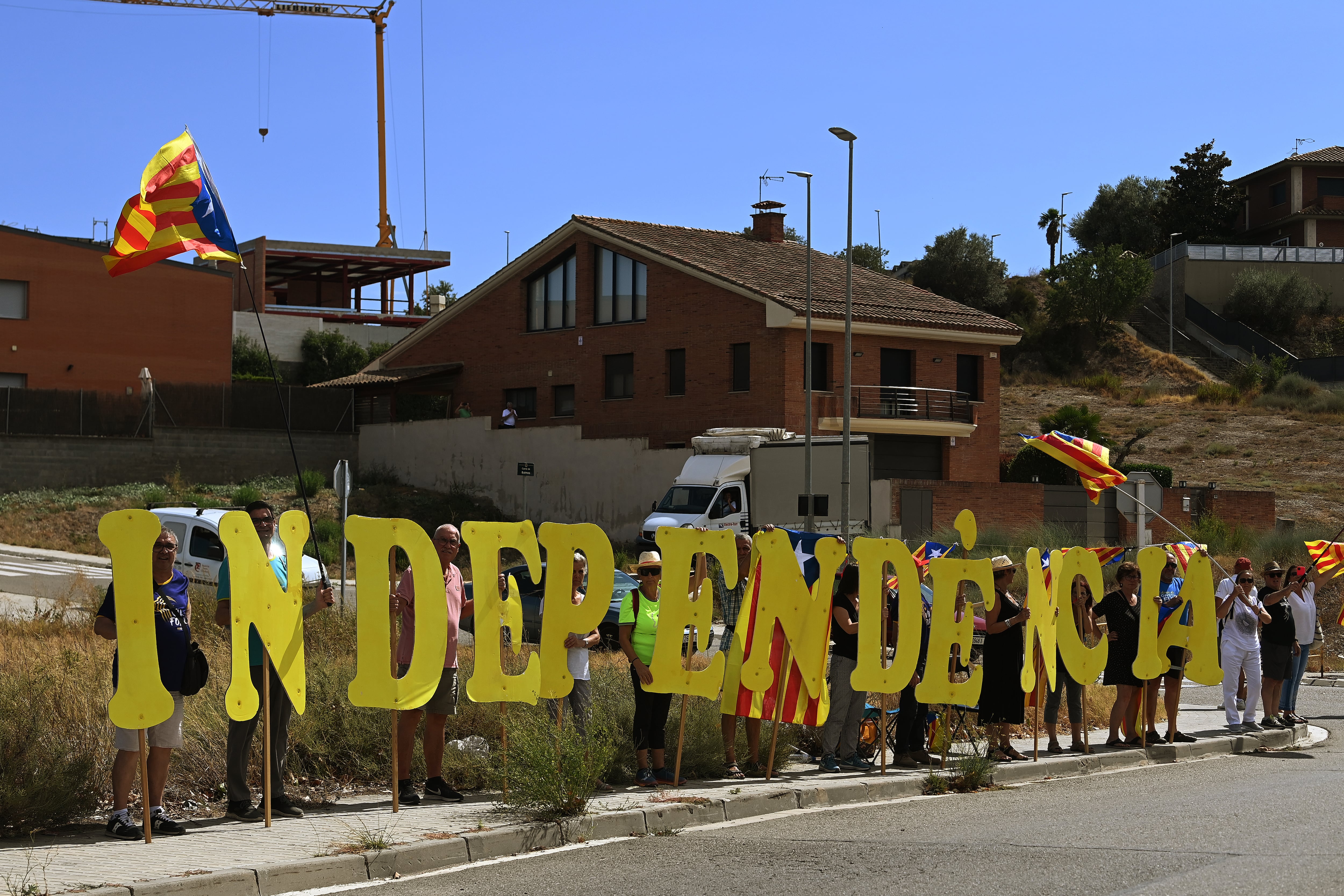 TARRAGONA, SPAIN - AUGUST 29: Demonstrators protest as they hold up the letters of the word "Independencia" during the 78th Tour of Spain 2023, Stage 4 a 184.6km stage from Andorra la Vella to Tarragona / #UCIWT / on August 29, 2023 in Tarragona, Spain. (Photo by Tim de Waele/Getty Images)
