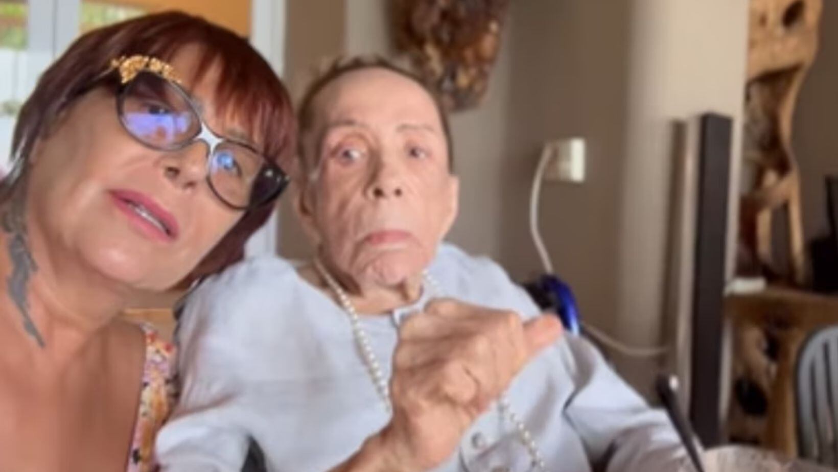 Alejandra Guzmán es criticada en redes por inesperada aparición con su mamá; le pidió hacer una seña que causó indignación