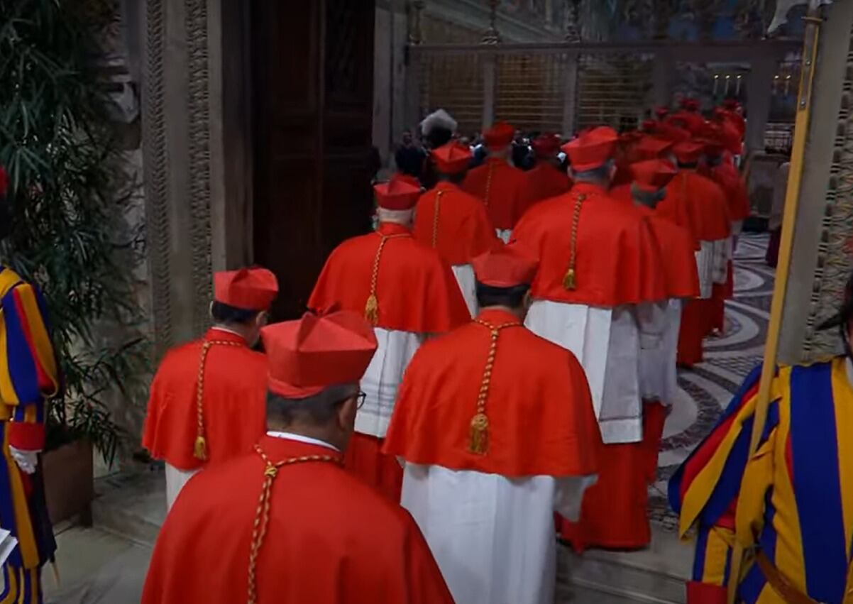 Los cardenales vestidos con el hábito coral marcharán en procesión a la Capilla Sixtina, a pocos metros, donde se encerrarán para la primera votación prevista para la noche.