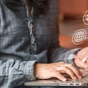 Primer plano de mujer joven sosteniendo papel con marca de sonrisa sobre su estómago. aMarketing digital a través del icono de la red de comunicación multicanal en el concepto de educación sexual de higiene de tecnología de aplicación de teléfono inteligente móvil.