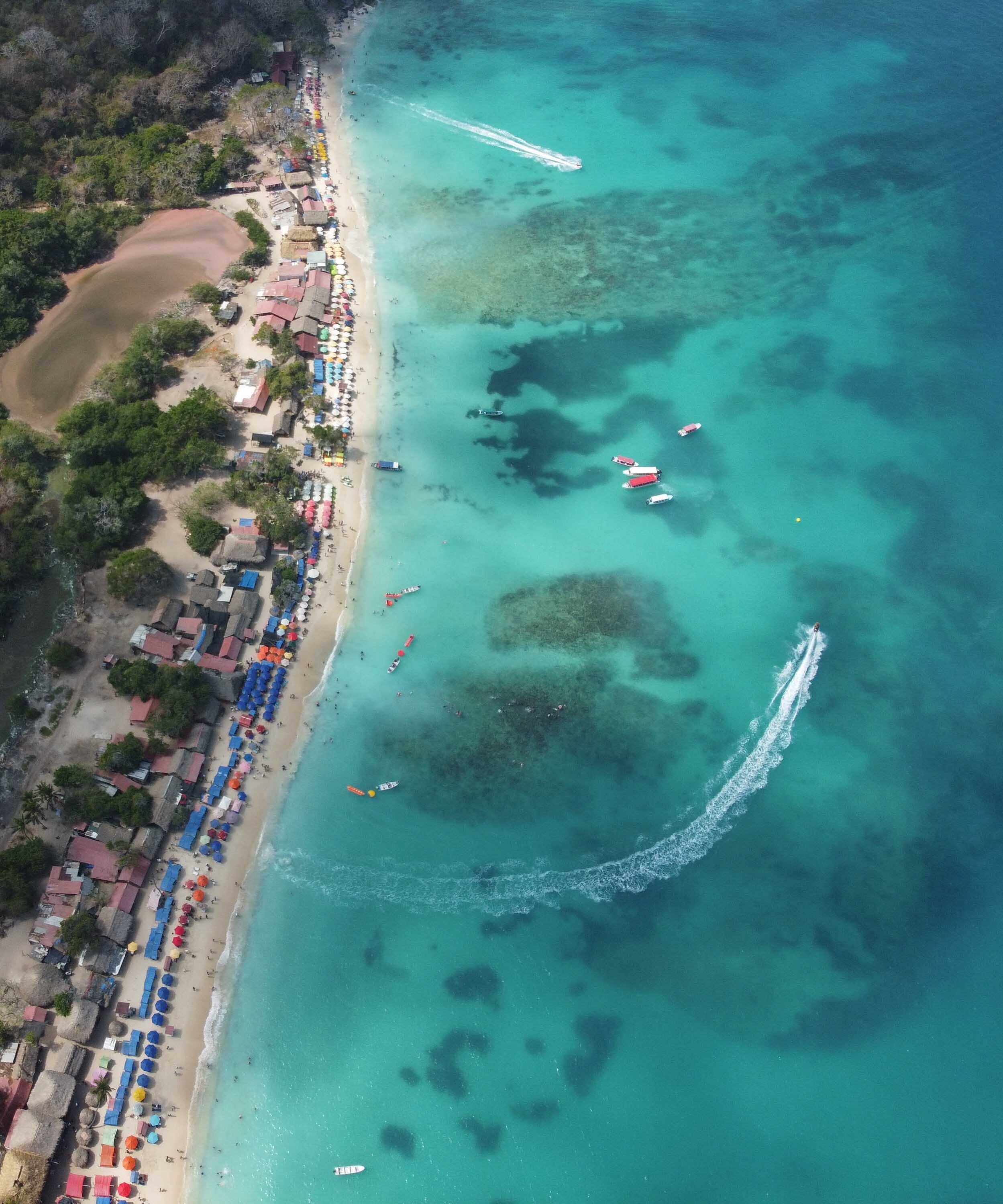 Toma aerea de la playa isla Barú de Cartagena de Indias