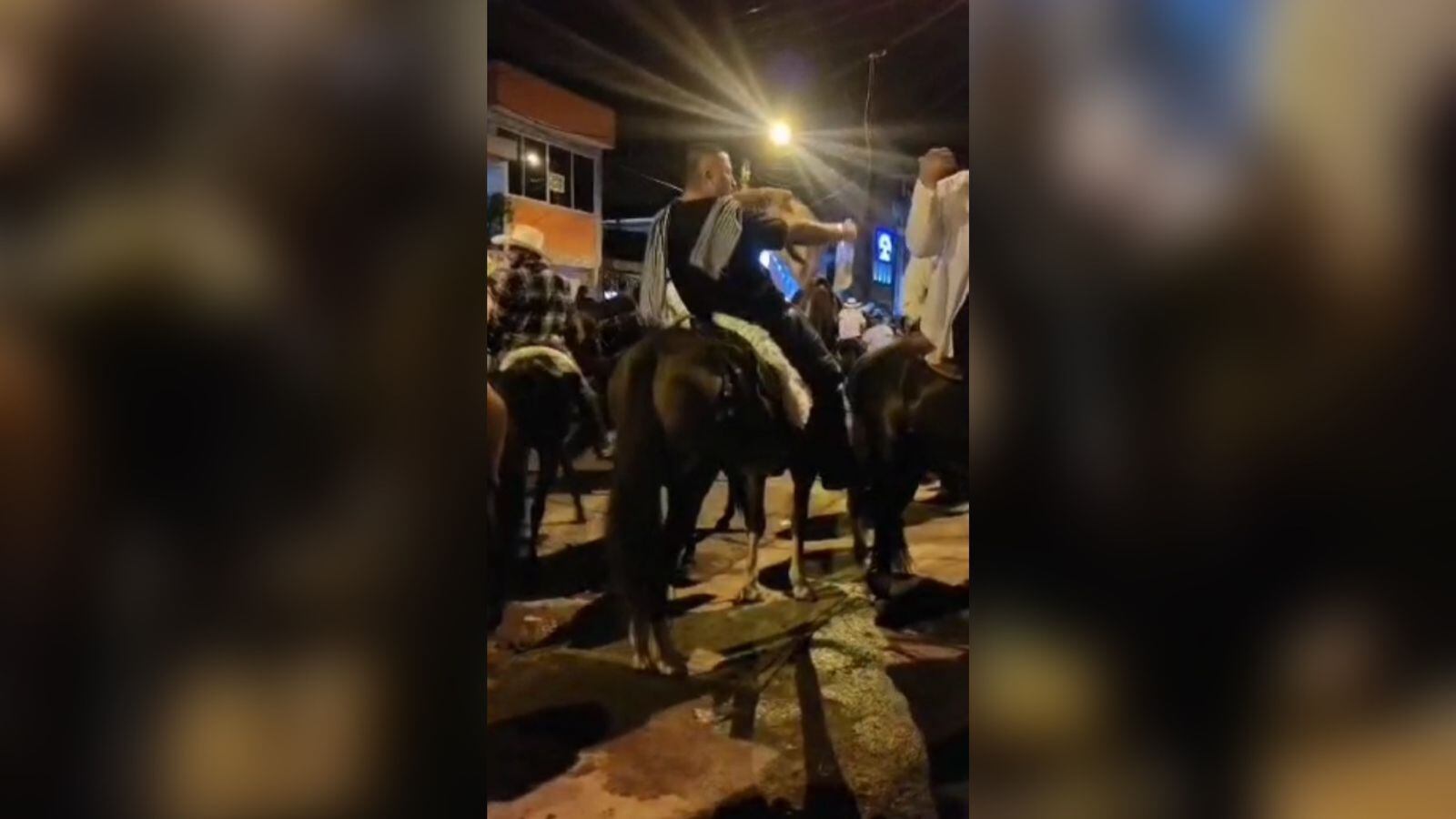 Jinete consumiendo bebidas alcohólicas en la cabalgata de Tuluá.