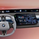 El sistema BMW Panoramic iDrive está ubicado entre los parales del carro, aprovechando todo el ancho del vidrio panorámico.