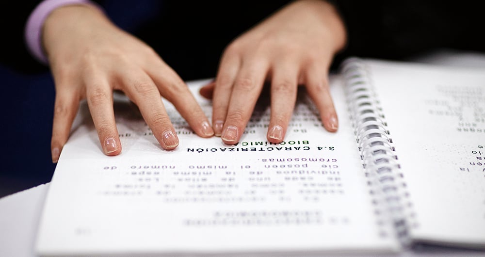 Las personas con discapacidad visual desarrollan otros sentidos, sus dedos son los “ojos” para leer. 