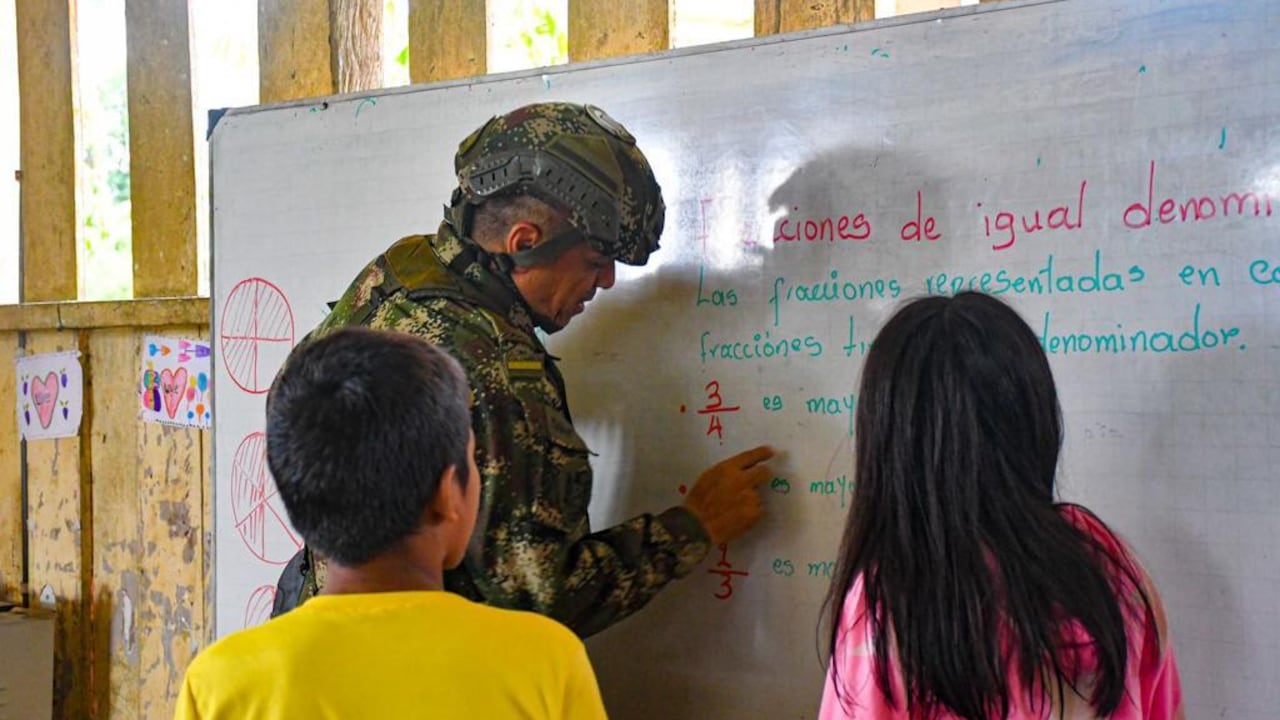 Comandante de la Cuarta Brigada dio clase de matemáticas a niños indígenas
