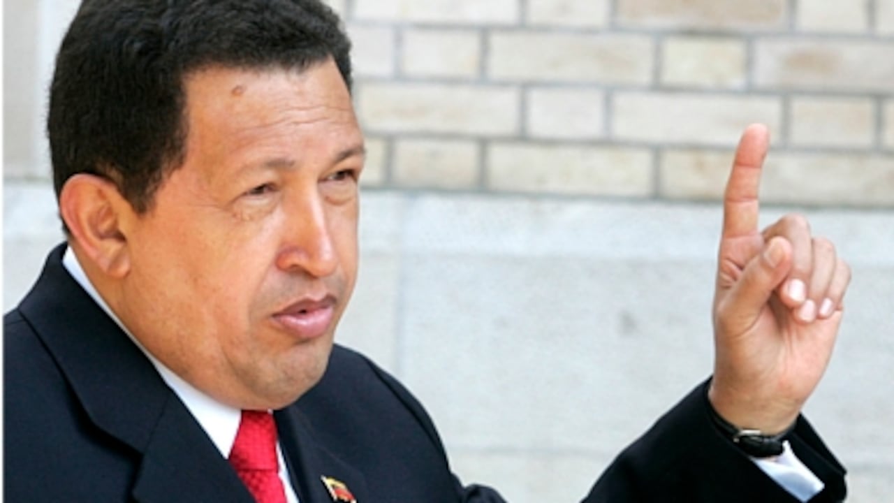 El presidente venezolano, Hugo Chávez invitó al gobierno colombiano a formar una mesa de diálogo con las Farc